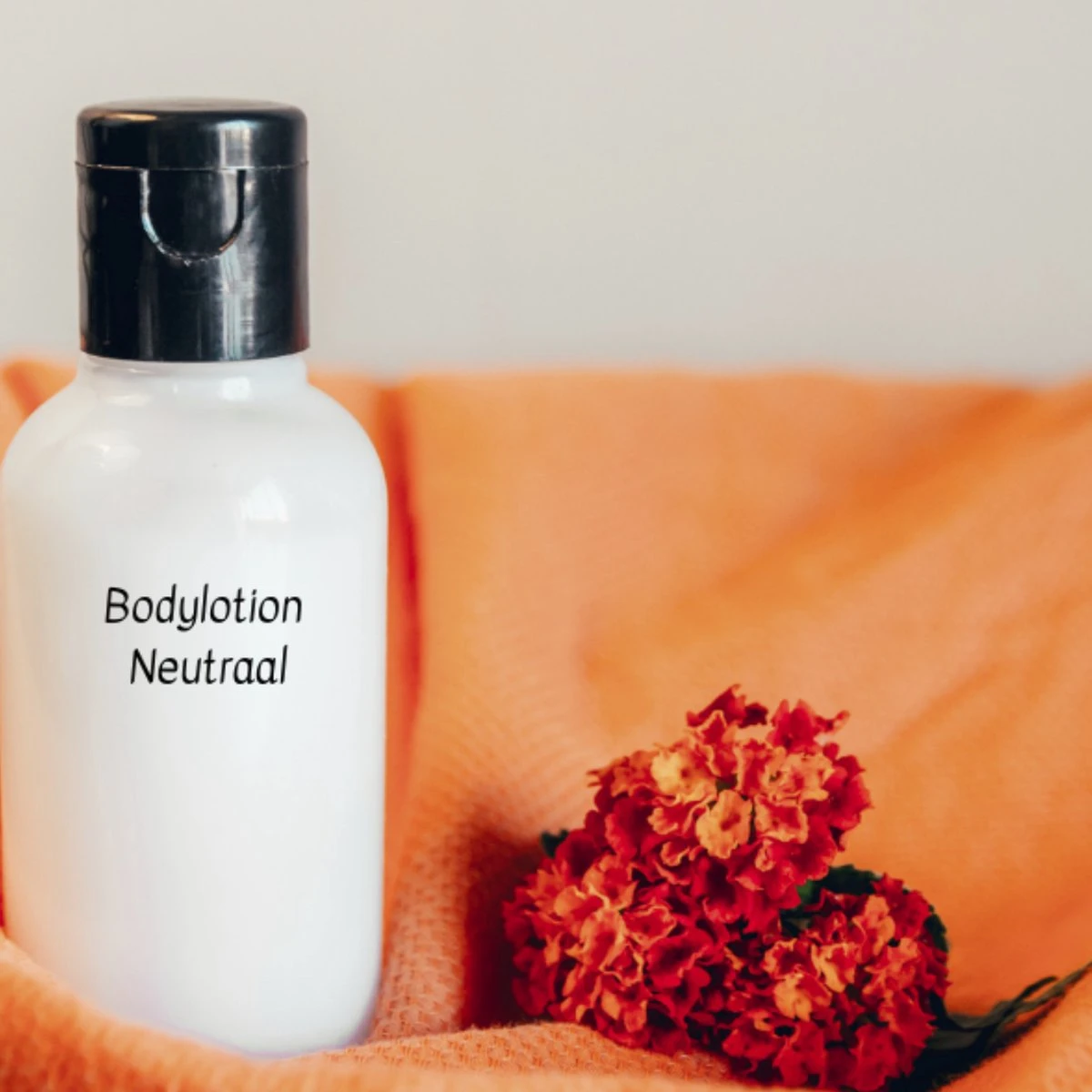 Stichting WietOliePuur - Bodylotion - CBD 10% - Neutraal - 50ml. 1 Stichting WietOliePuur - Bodylotion - CBD 10% - Neutraal - 50ml.